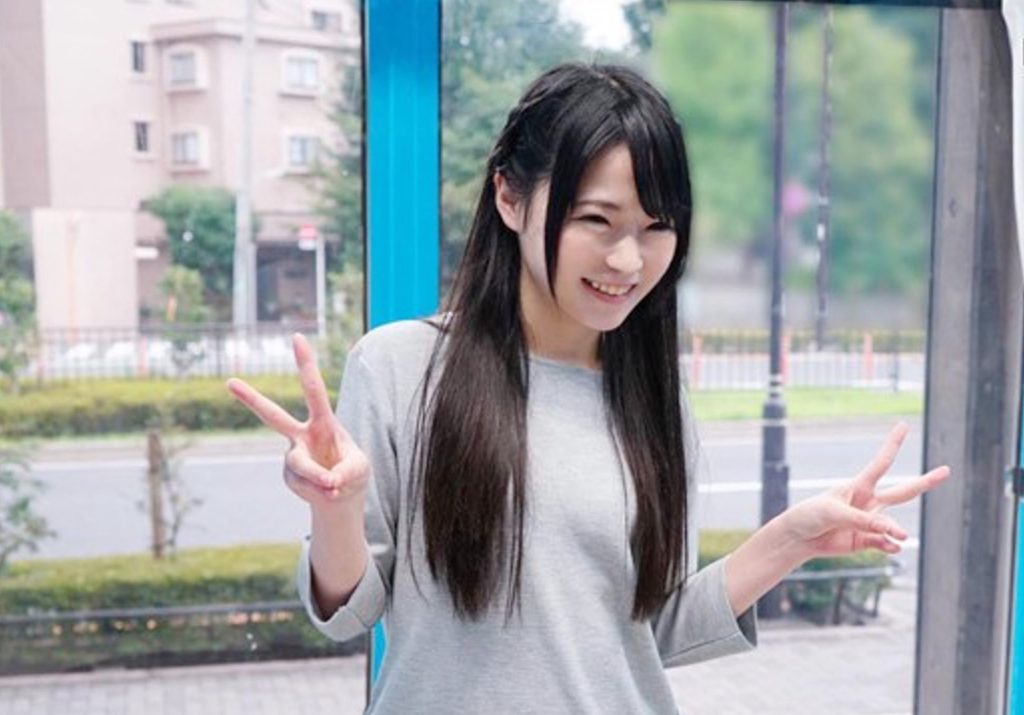 【素人ナンパ】えっえ？何？…あっあああ♡低身長で黒髪ロングの貧乳美少女をレイプ同然のデカチン即ハメ♡なし崩しの生姦SEX