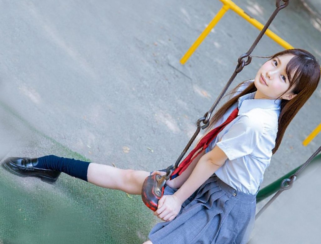 スレンダー美乳の可愛い制服JKが誰もいなくなった教室で同級生のヤリチン男子と生ハメ乱交3P～幼マンコに白濁精液を大量中出し♡