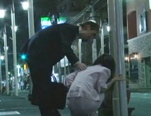 （泥酔）こんなトコにいたら危ないよぉｗｗ♡善人装う鬼畜が泥酔お姉さんをホテルに連れ込み♡介抱口実のイタズラ＆強姦即ハメ