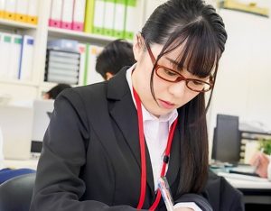 色白巨乳おっぱいをスーツの下に隠した地味目メガネのOLお姉さん♡脱いだら豹変～勃起チンポおねだりのビッチな淑女♡