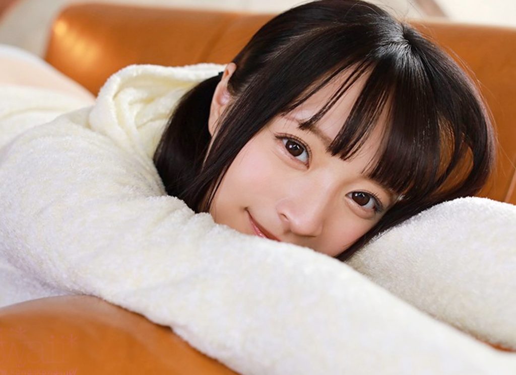 『気持ちぃ♡』黒髪ロングの可愛いロリ美少女がAVデビュー♡無毛マンコを露出＆かき回されて赤面するウブっ娘に大人チンポ挿入