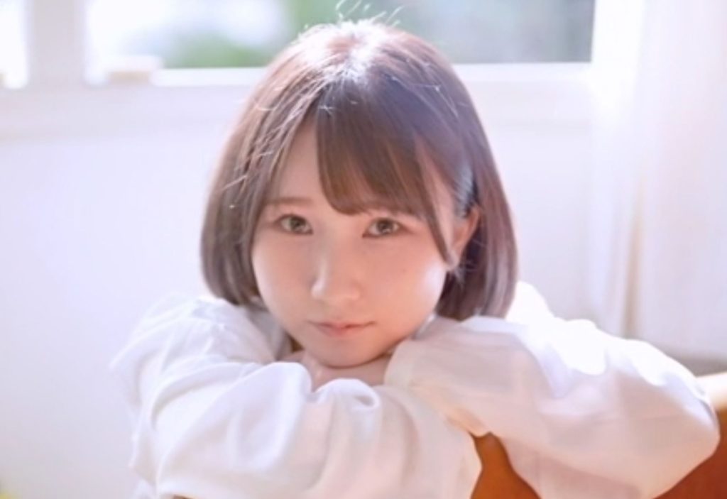 経験豊富な竿師も興奮するピンクの幼オメコ「開いて見せました♡」微乳スレンダーで低身長の童顔ロリ顔女子大生がAVデビュー