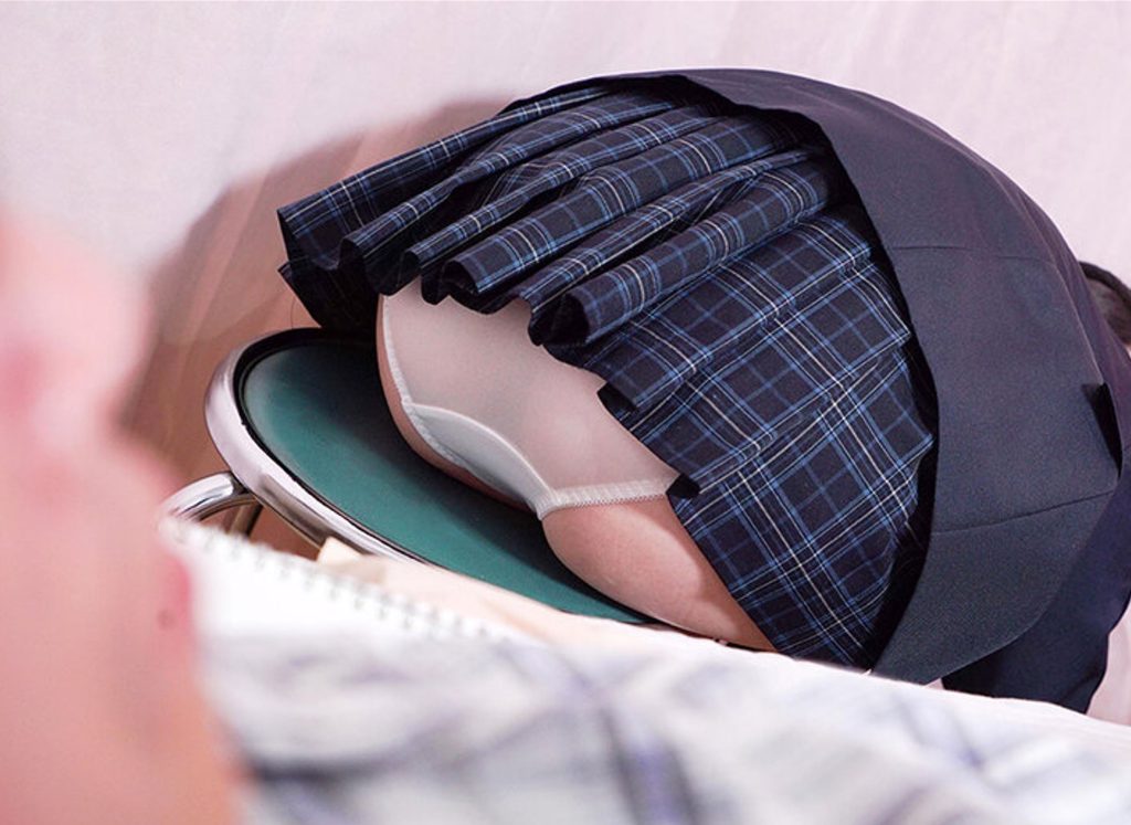 ふふっ勃っちゃった？♡入院～禁欲性活中に遭遇したミニスカパンチラに興奮＆勃起を見られ相互発情～制服JK美少女のメス発動