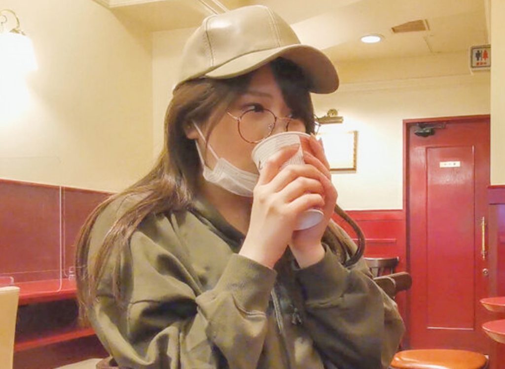 ぼっちゃり爆乳おっぱい～もじもじ言いなりメガネのJDセフレお姉さんを強引にHな痴態を動画で撮影♡むちむち太もも露出がエロ杉