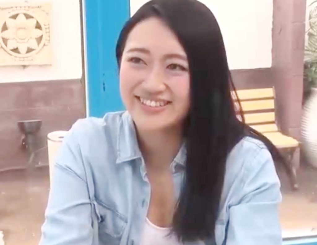 ヤリチン男子のセフレ紹介でゲットした黒髪ロングのホットパンツ着衣のJDお姉さんにチンポ露出のセクハラ痴漢～強制発情の即ハメ