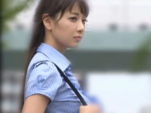 あれヤッちゃおー♡Jカップ神乳が丸わかりのおとなしそぉなOLお姉さんを痴漢師がロックオン♡無言で腰振り鬼畜な輪姦レイプ♡